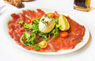 Plat_pt_La-Villa-K-16e_Carpaccio_Carpaccio-di-tonno-e-bufala_224124.jpg